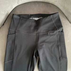 Victoria's Secret Knockout Capri Leggings Size S Black